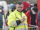 Na koronavirov� test, kter� je nutn� ke vstupu do N�mecka, �ekali na p�echodu v...