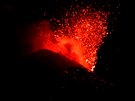 Jihoitalská sopka Etna se probudila k ivotu. Chrlila dým i lávu