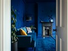 Dvtipný je i dekor obývacího pokoje: temn modrá barva na stnách je identická...