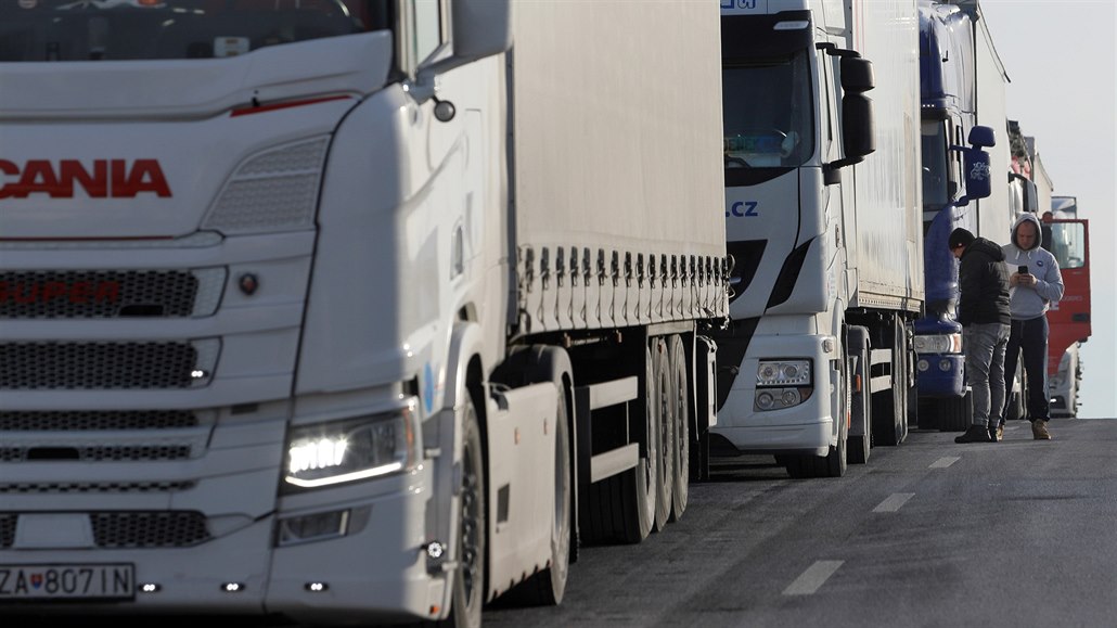 Fronty řidičů kamionů a pendlerů na testování na hraničním přechodu v Pomezí...