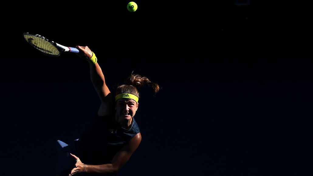 Karolína Muchová podává v semifinále Australian Open.