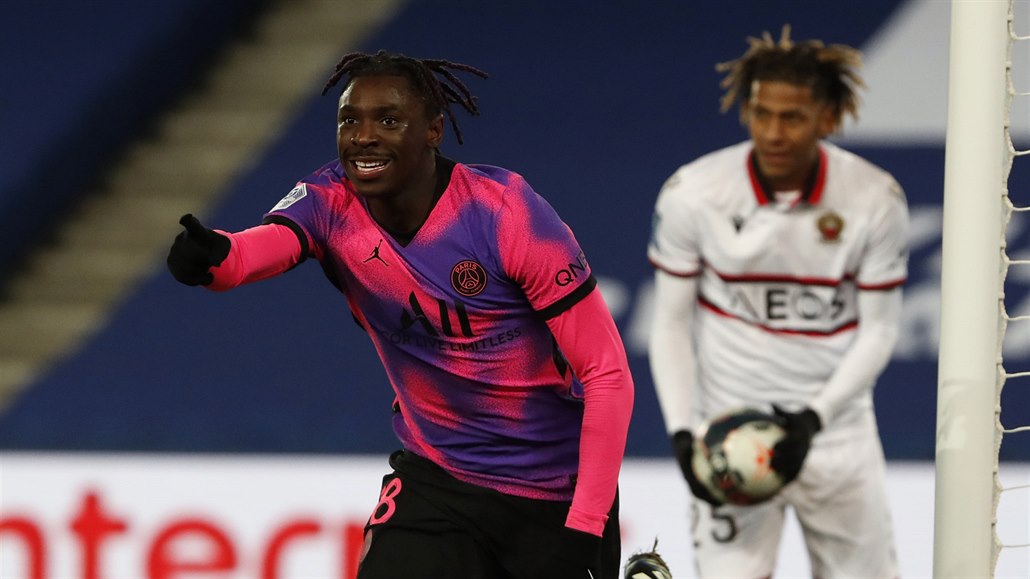 Moise Kean z Paris St. Germain slaví svou trefu do sít� Nice.