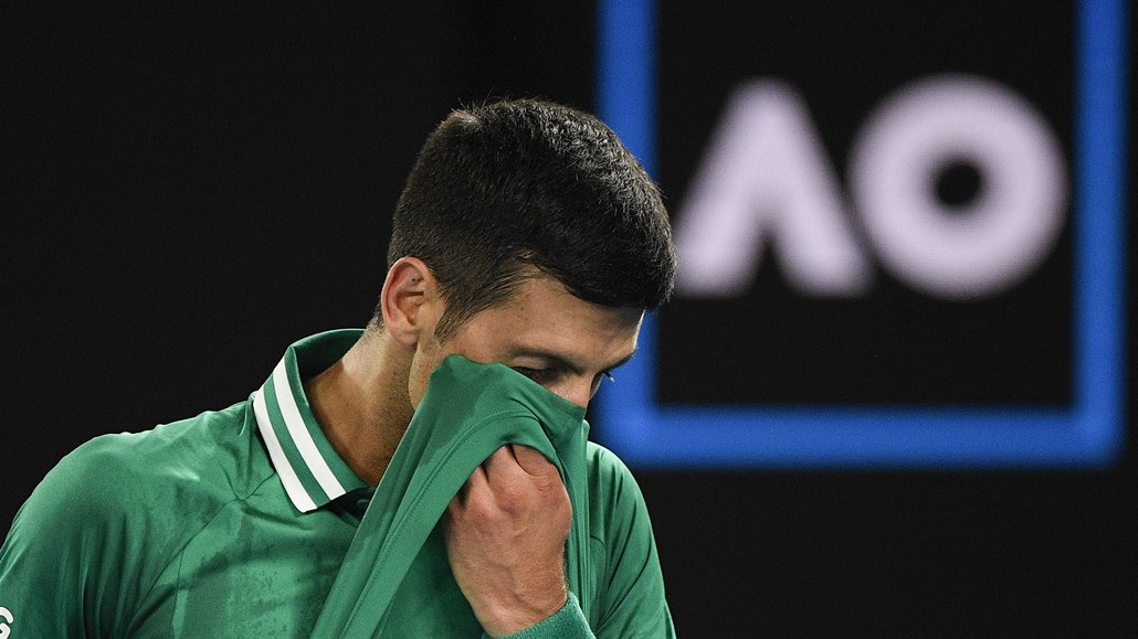 Srb Novak Djokovič během čtvrtfinále Australian Open.