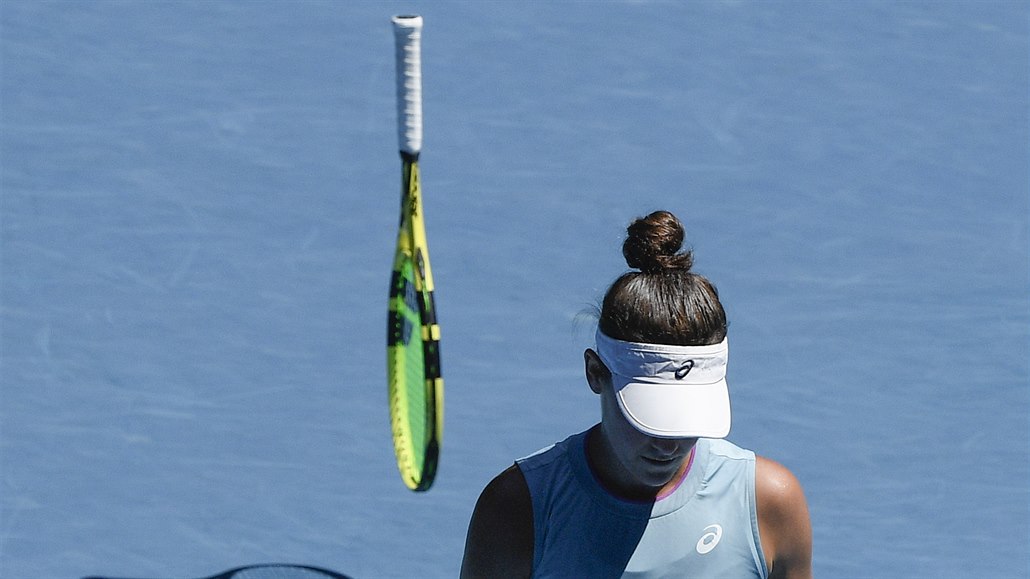Jennifer Bradyová frustrovaně zahazuje raketu ve čtvrtfinále Australian Open.