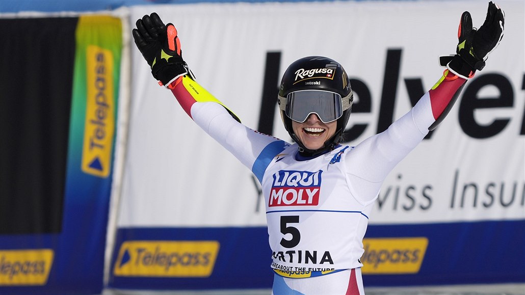 Lara Gutová-Behramiová slaví triumf v obřím slalomu na MS  v Cortině.