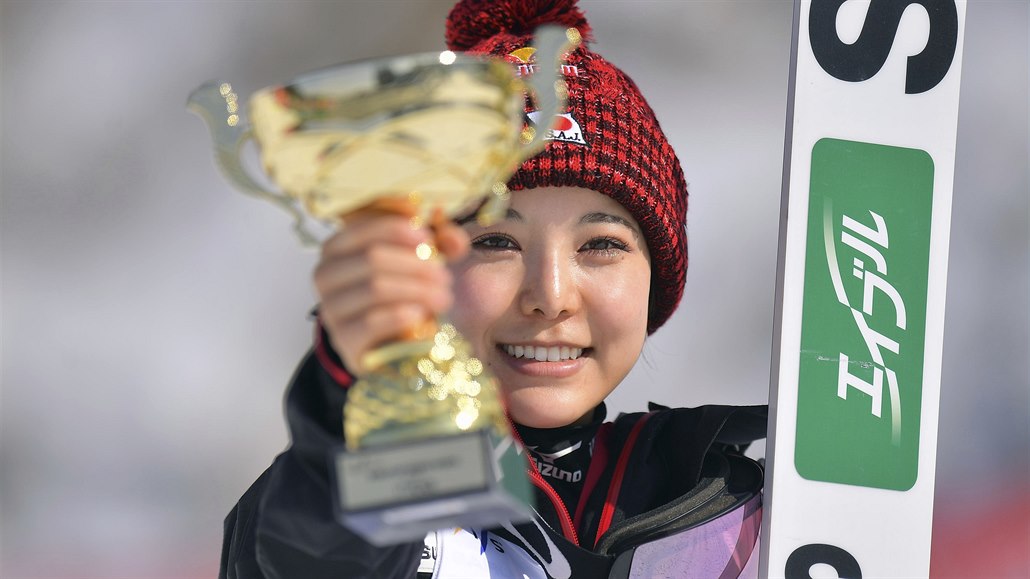 Japonská skokanka Sara Takanašiová jako vítězka závodu SP v Rašnově