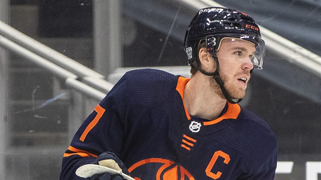 Connor McDavid z Edmontonu oslavuje sv�j 500. bod v NHL.