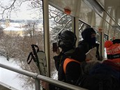 Mladí lyai a snowboaráci jedou lanovkou na Nebozízek. Za chvíli pojedou po...