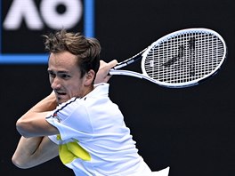 Rus Daniil Medvedv hraje bekhend ve tetm kole Australian Open.