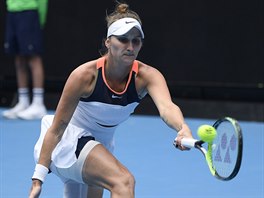 Markéta Vondroušová se natahuje po míči v osmifinále Australian Open.