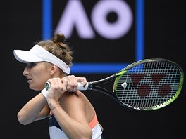 Markéta Vondroušová sleduje dráhu letu svého úderu v osmifinále Australian Open.
