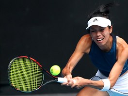 Sie Šu-wej z Tchaj-wanu hraje bekhend v osmifinále Australian Open.