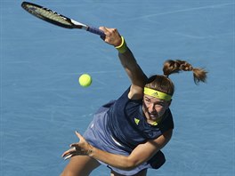 Karolína Muchová podává ve čtvrtfinále Australian Open.