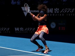 Japonka Naomi Ósakaová hraje bekhend v semifinále Australian Open.
