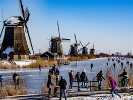 Nizozemci vyrazili bruslit na zamrzlé kanály a rybníky. (13. února 2021)