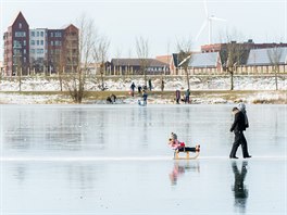 Nizozemci vyrazili bruslit na zamrzlé kanály a rybníky. (14. února 2021)