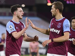 Declan Rice (vlevo) a Tom Souek slav gl svho West Hamu proti Sheffieldu...