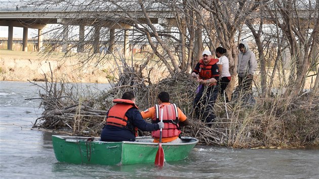 Mexičtí záchranáři pomáhali rodině z Hondurasu, která byla uvězněna na malém ostrůvku uprostřed řeky Rio Grande. (17. února 2021)
