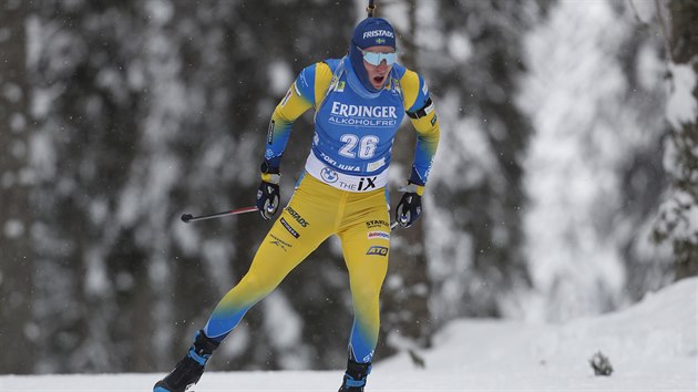 Švédský biatlonista Sebastian Samuelsson na trati sprintu v Pokljuce.