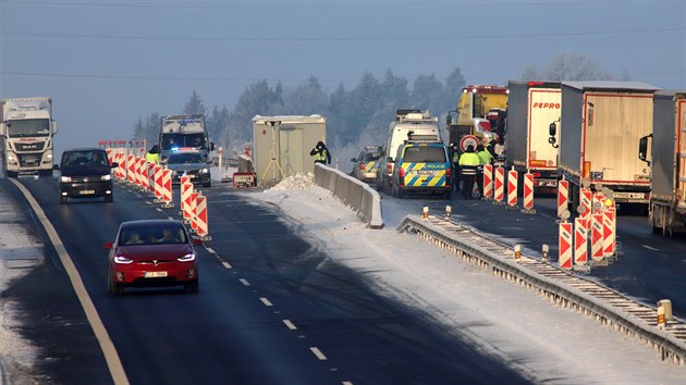 Policejní kontrola na dálnici D6, na hranici dvou uzavřených okresů Cheb a Sokolov.