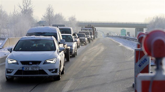 Policejní kontrola na dálnici D6, na hranici dvou uzavřených okresů Cheb a Sokolov.