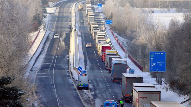 Fronty kamionů a pendlerů na testování na hraničním přechodu v Pomezí nad Ohří na Chebsku. Důvodem jsou zpřísněná pravidla pro vstup do Německa kvůli koronavirové pandemii. (15. února 2021)