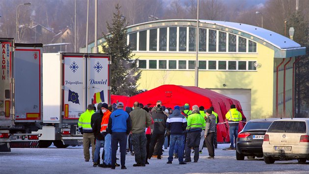 Fronty řidičů kamionů a pendlerů na testování na hraničním přechodu v Pomezí nad Ohří na Chebsku. Důvodem jsou zpřísněná pravidla pro vstup do Německa kvůli koronavirové pandemii. (15. února 2021)