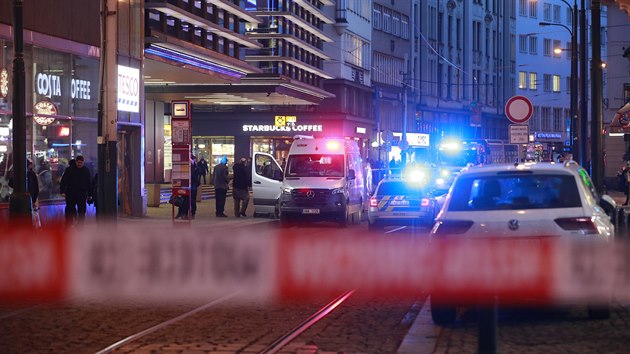 Policie uzavírá okolí obchodního centra Quadrio kvůli bombě. Na místě zasahují i hasiči. (18. února 2021)