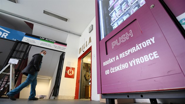 Automat na respirátory v obchodním domě v Chebu (19. 2. 2021)