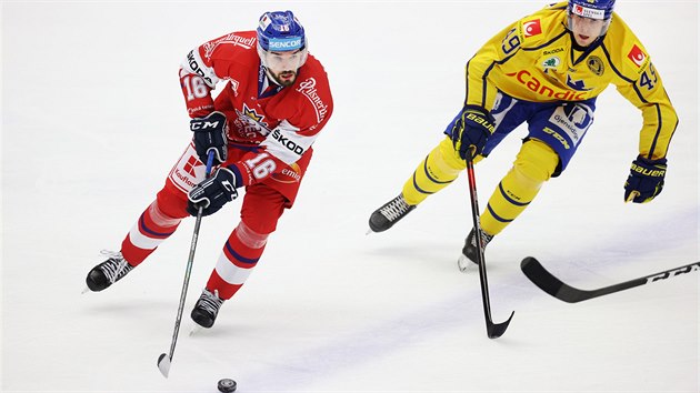 Kapitn eskch hokejist Michal Birner se probj pes vda Filipa Hallandera.