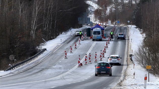 Fronty na hraničním přechodu Pomezí nad Ohří jsou malé nebo žádné, pendleři většinou projíždějí jen na německou stranu nechat si udělat testy a zase se vracejí, česká strana hranice. (13. února 2021)