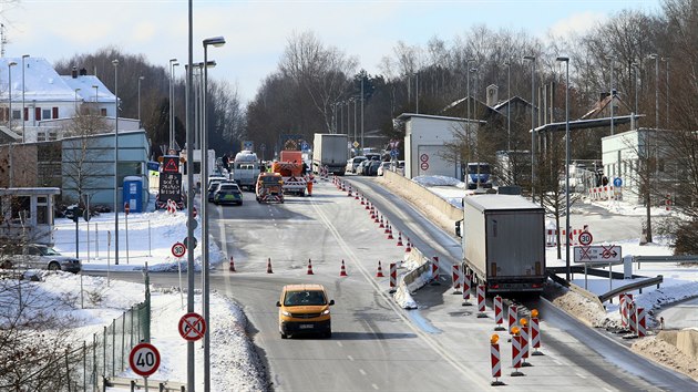 Fronty na hraničním přechodu Pomezí nad Ohří jsou malé nebo žádné, pendleři většinou projíždějí jen na německou stranu nechat si udělat testy a zase se vracejí, německá strana hranice. (13. února 2021)
