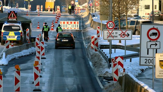 Do Bavorska mohou od nedělní půlnoci pouze zdravotníci, na hraničním přechodu Pomezí - Tirschenreuth jsou přísné kontroly. (14. února 2021)
