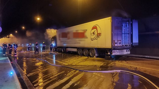 Požár kamionu v Lochkovském tunelu na Pražském okruhu. (10. února 2021)
