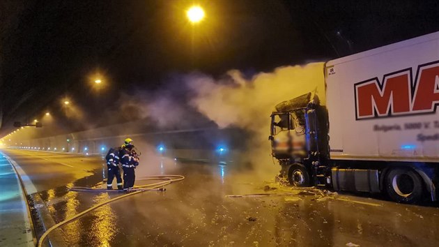 Požár kamionu v Lochkovském tunelu na Pražském okruhu. (10. února 2021)