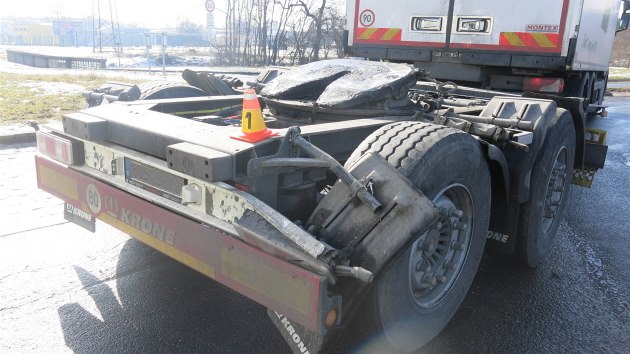Při jízdě po kruhovém objezdu ve směru do centra Prostějova se z důvodu špatného připojení odpojil návěs od kamionu.