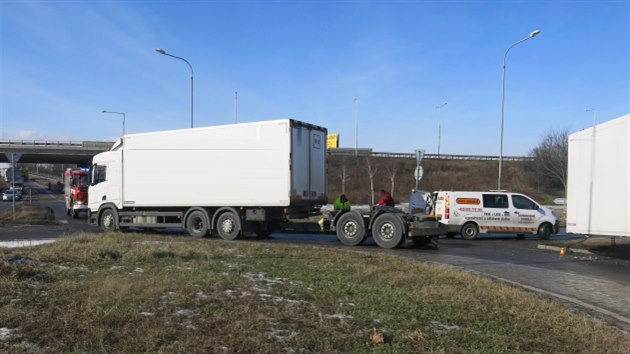 Pi jzd po kruhovm objezdu ve smru do centra Prostjova se z dvodu patnho pipojen odpojil nvs od kamionu.