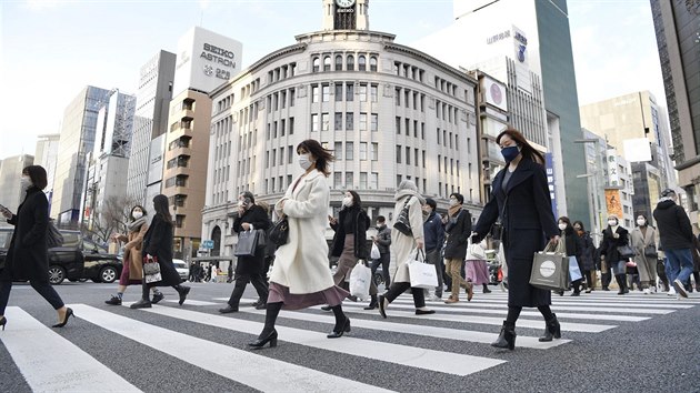 Lid pechz ulici v centru Tokia. (8. nora 2021)