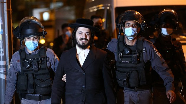 Izraelsk policie v Jeruzalm zashla proti ultraortodoxnm idm, kte protestovali proti opatenm zavedenm kvuli koronaviru. (10. nora 2021)
