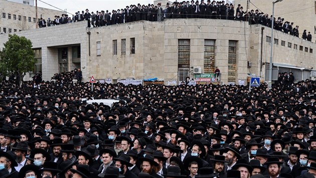 Tisíce ultraortodoxních židů se v Jeruzalémě účastní pohřebního průvodu. (31. ledna 2021)