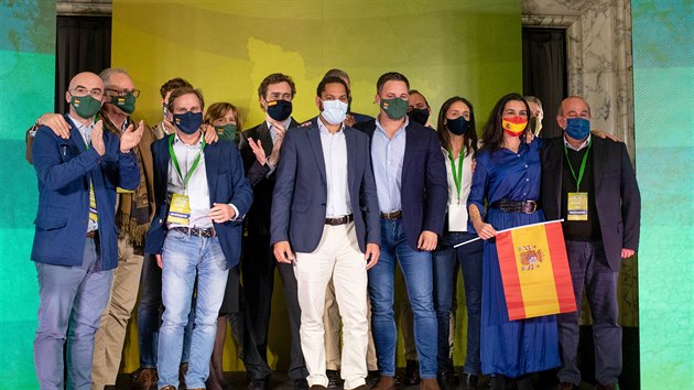 Vůdce krajně pravicové strany Vox Ignacio Garriga a jeho straničtí kolegové vystoupili na povolební tiskové konferenci (14. března 2021)