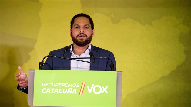 Vůdce krajně pravicové strany Vox Ignacio Garriga  vystoupil na povolební tiskové konferenci (14. března 2021)