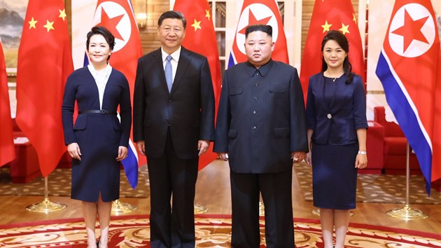 Diktátor Kim Čong-un a jeho manželka po boku čínského prezidenta a jeho chotě (10. ledna 2019)