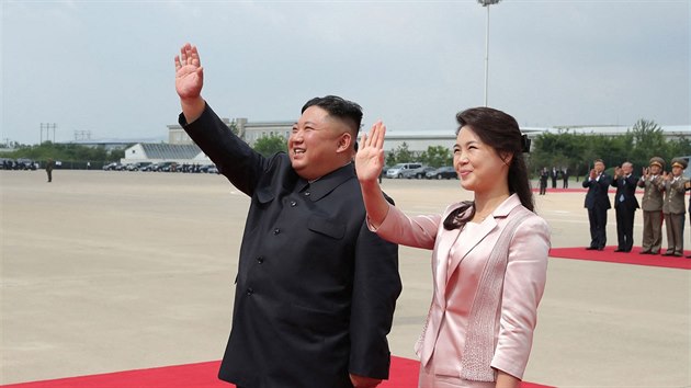Dikttor Kim ong-un a jeho manelka se lou s nskm prezidentem Si in-pchingem. (22. ervna 2019)