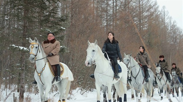 Diktátor Kim Čong-un a jeho manželka při vyjížďce na koních (3. prosince 2019)