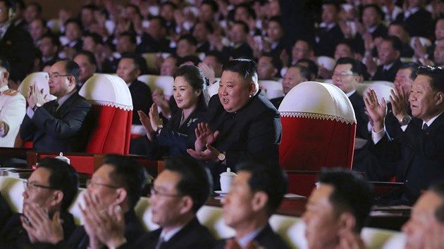 Manželka severokorejského vůdce Kim Čong-una se  po více než roce objevila na veřejnosti. (17. února 2021)