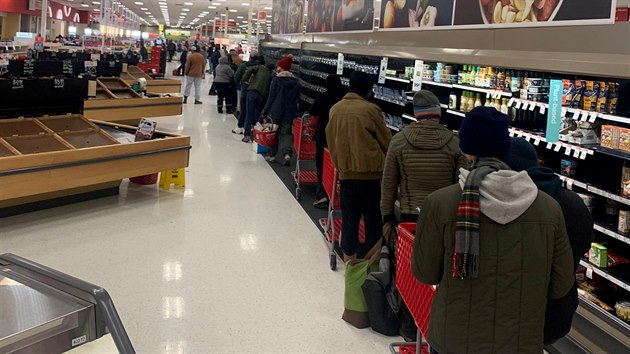 Lidé stojí ve frontách na kasu v supermarketu v Austinu v Texasu. (17. února 2021)