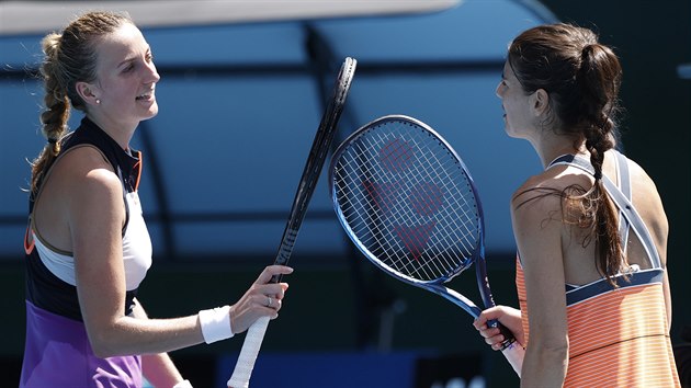 Petra Kvitová (vlevo) gratuluje Rumunce Soraně Cirsteaové k postupu do třetího kola Australian Open.
