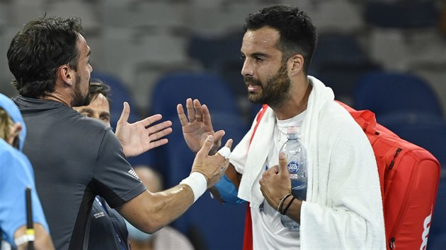 Italští tenisté Salvatore Caruso (vpravo) a Fabio Fognini se hádají po vzájemném zápase ve druhém kole Australian Open.
