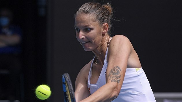 Karolína Plíšková hraje bekhend ve třetím kole Australian Open.